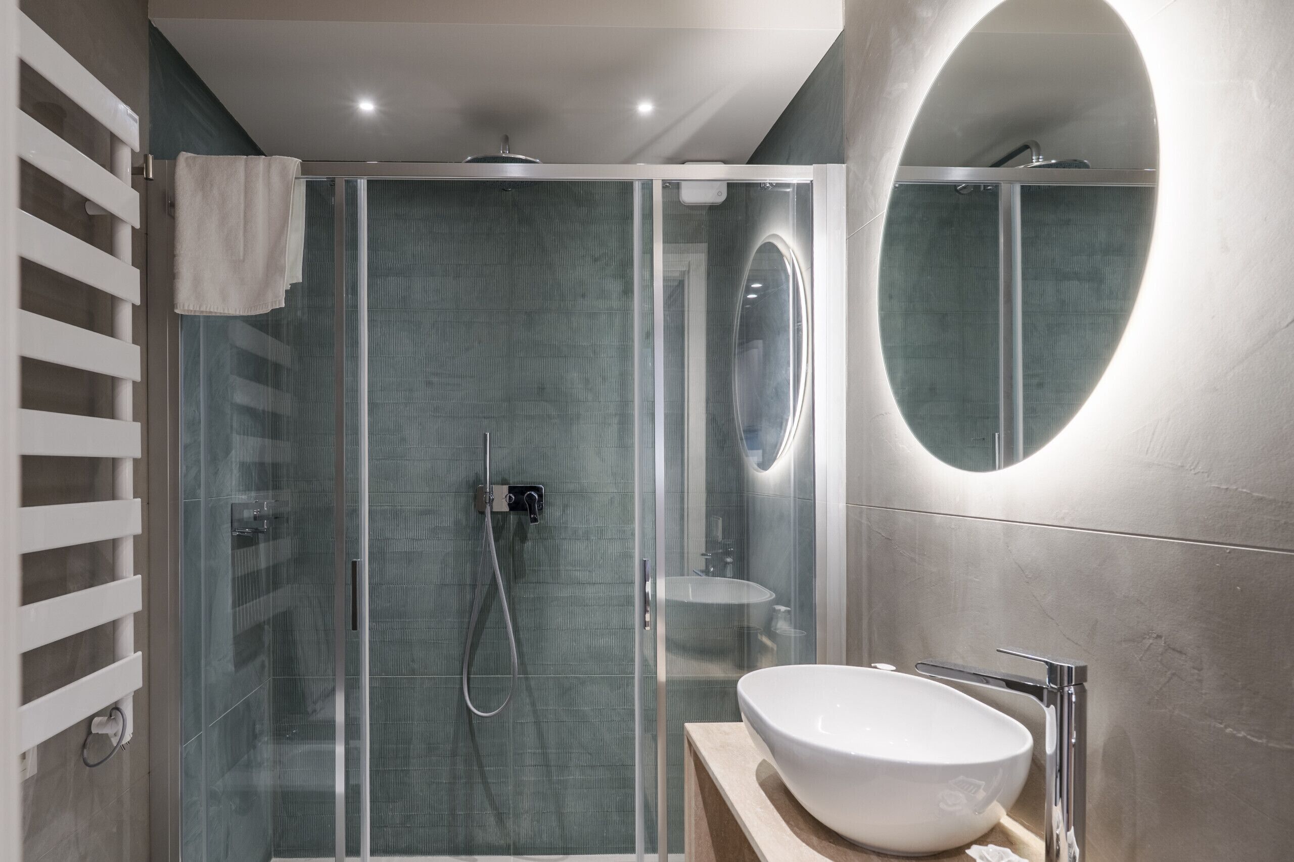 Douche, sèche-cheveux, bidet, serviettes fournies