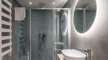 Douche, sèche-cheveux, bidet, serviettes fournies