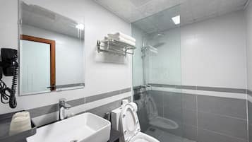 Familjerum - utsikt mot bergen | Badrum