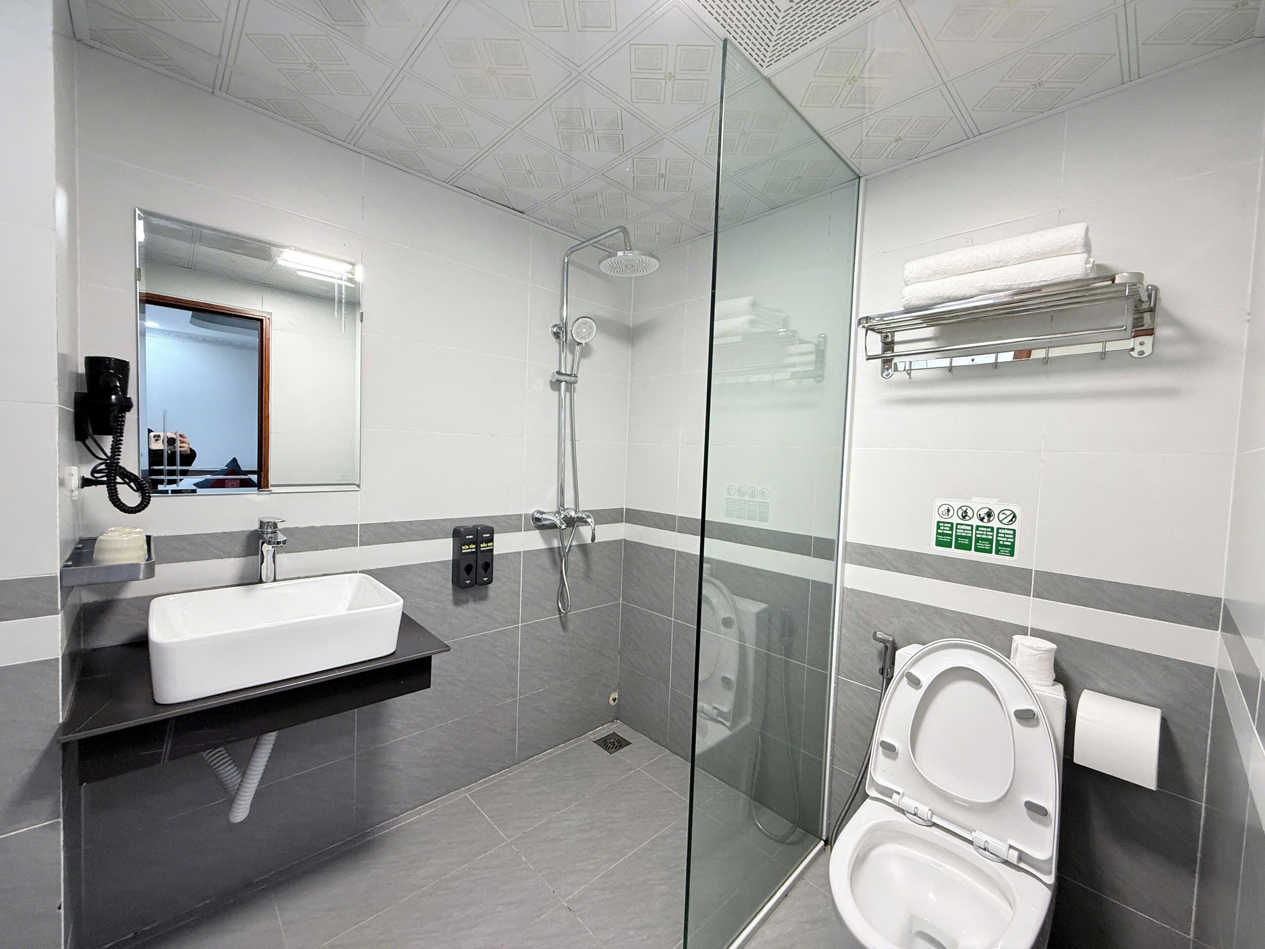 Deluxe Triple Room, City View | Bathroom