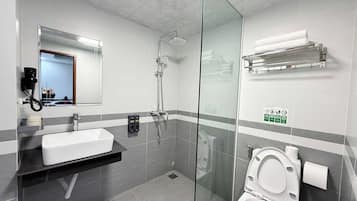 Deluxe Triple Room, City View | Bathroom