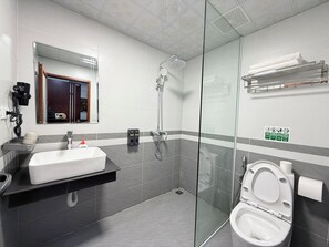 Chambre Familiale, vue ville | Salle de bain