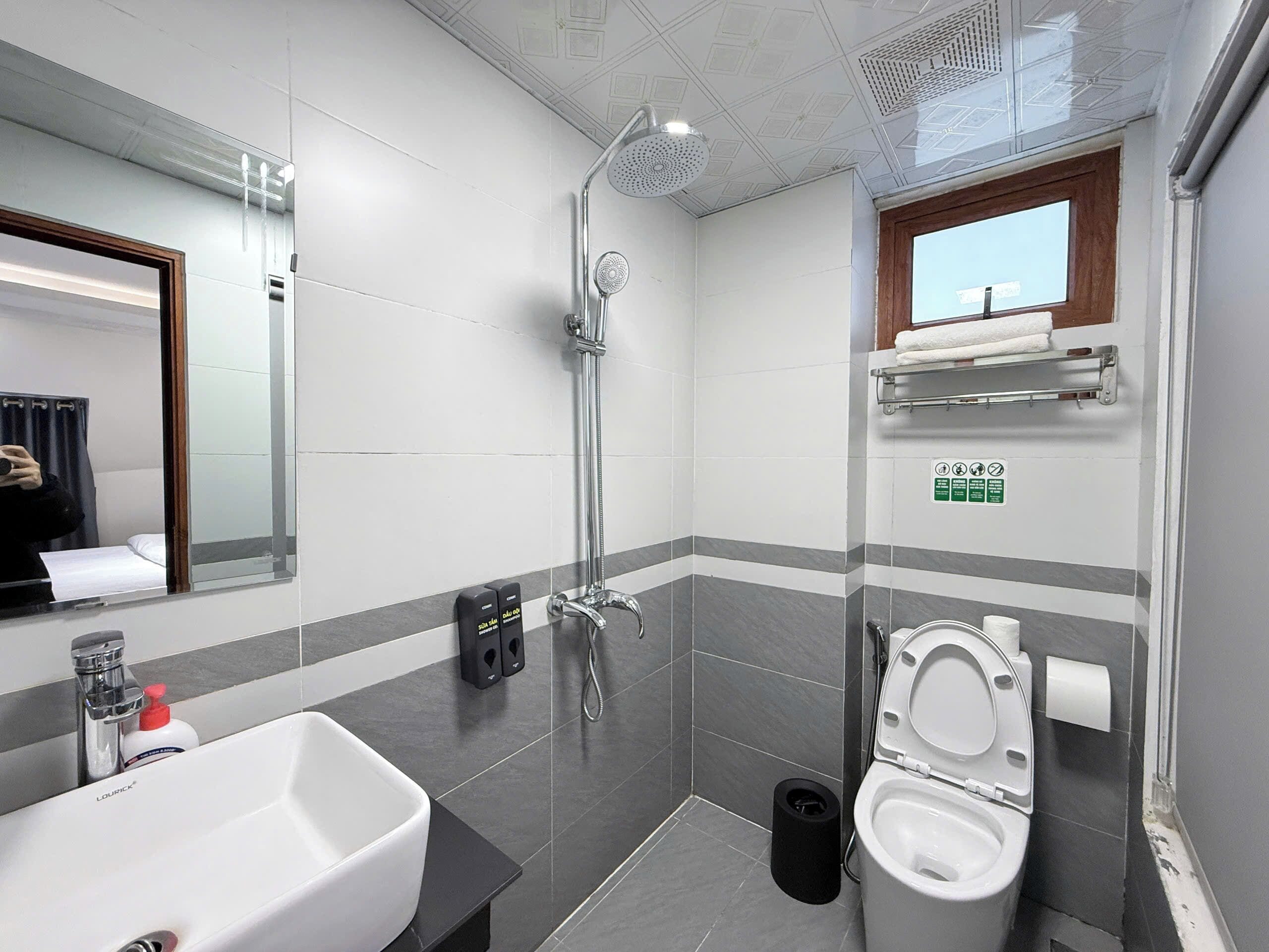Habitación individual Deluxe, vistas a la montaña | Baño | Ducha, secador de pelo, toallas y jabón