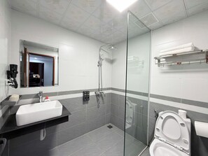 Kahden hengen deluxe-huone, kaupunkinäköala | Kylpyhuone