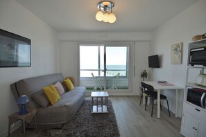 TV - Window overlooking the sea, loggia overlooking the sea on the beachfront (Courseulles-sur-Mer)