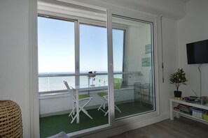 Interior - Window overlooking the sea, loggia overlooking the sea on the beachfront (Courseulles-sur-Mer)