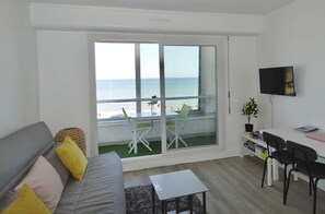 TV - Window overlooking the sea, loggia overlooking the sea on the beachfront (Courseulles-sur-Mer)