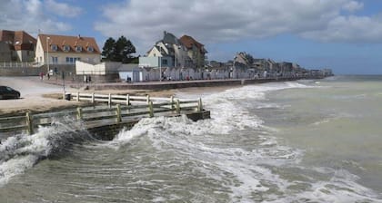 Fenêtre sur mer, loggia vue mer en bord de plage