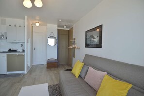 TV - Window overlooking the sea, loggia overlooking the sea on the beachfront (Courseulles-sur-Mer)