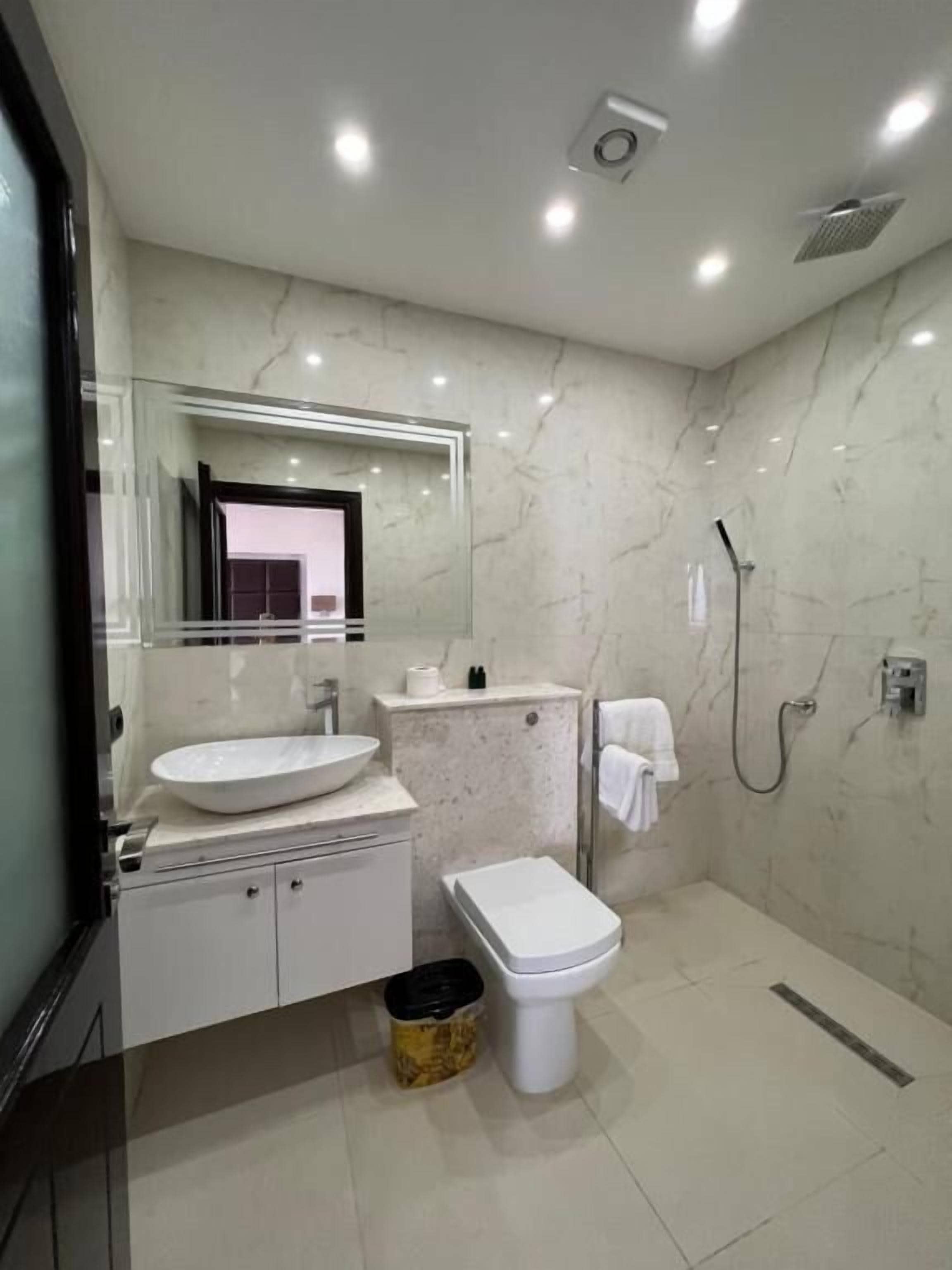 Double Room, Balcony, Lake View | Bilik Mandi | Pancuran mandi, kelengkapan dandanan diri percuma, pengering rambut 