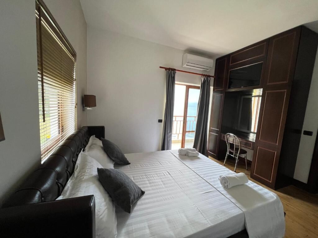 Tremannsrom, balkong, utsikt mot innsjø