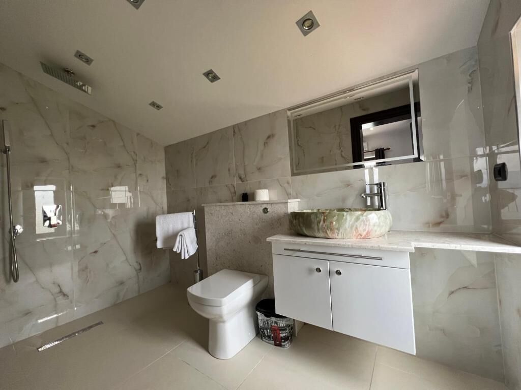 Een douche, gratis toiletartikelen, een haardroger, handdoeken