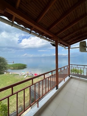 Habitación triple, balcón, vista al lago | Áreas de la propiedad