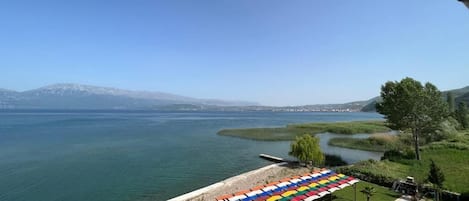 Chambre Double, balcon, vue lac | Enceinte de l’hébergement