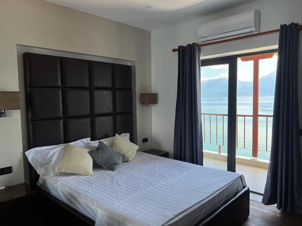 Dobbeltrom, balkong, utsikt mot innsjø