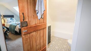 2 bedrooms, individually decorated, individually furnished, free WiFi