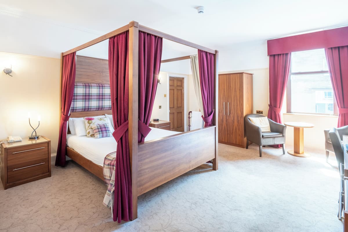 Camera (Four Poster) | Una scrivania, ferro/asse da stiro, Wi-Fi gratuito, lenzuola