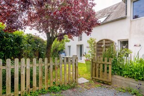 Property grounds - Gîte "Gite De La Rampotiere" with Private Terrace, Garden, and Wi-Fi (Quettreville-sur-Sienne)