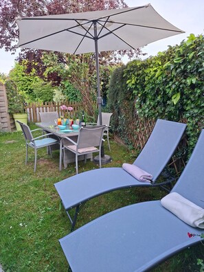 Outdoor dining - Gîte "Gite De La Rampotiere" with Private Terrace, Garden, and Wi-Fi (Quettreville-sur-Sienne)