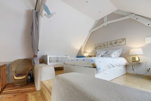 1 bedroom, iron/ironing board, WiFi, bed sheets - Gîte "Gite De La Rampotiere" with Private Terrace, Garden, and Wi-Fi (Quettreville-sur-Sienne)