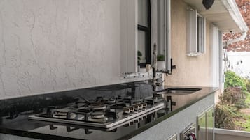 Coffee/tea maker, fridge, microwave, oven
