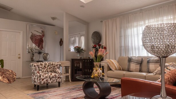 Ein Wohnzimmer mit Sofa, Sesseln, Couchtisch und Dekoration.