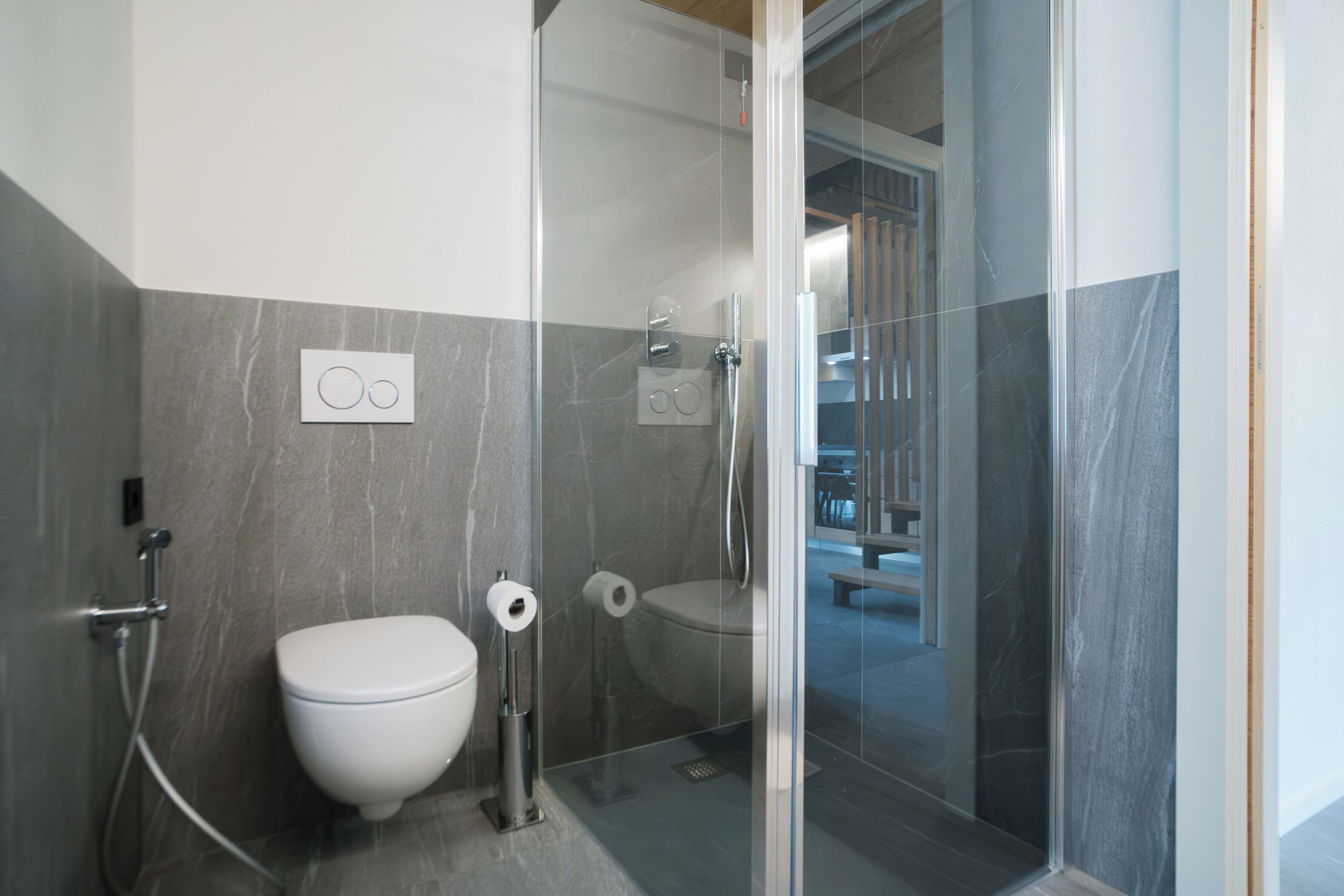 Douche, serviettes fournies, savon, papier toilette
