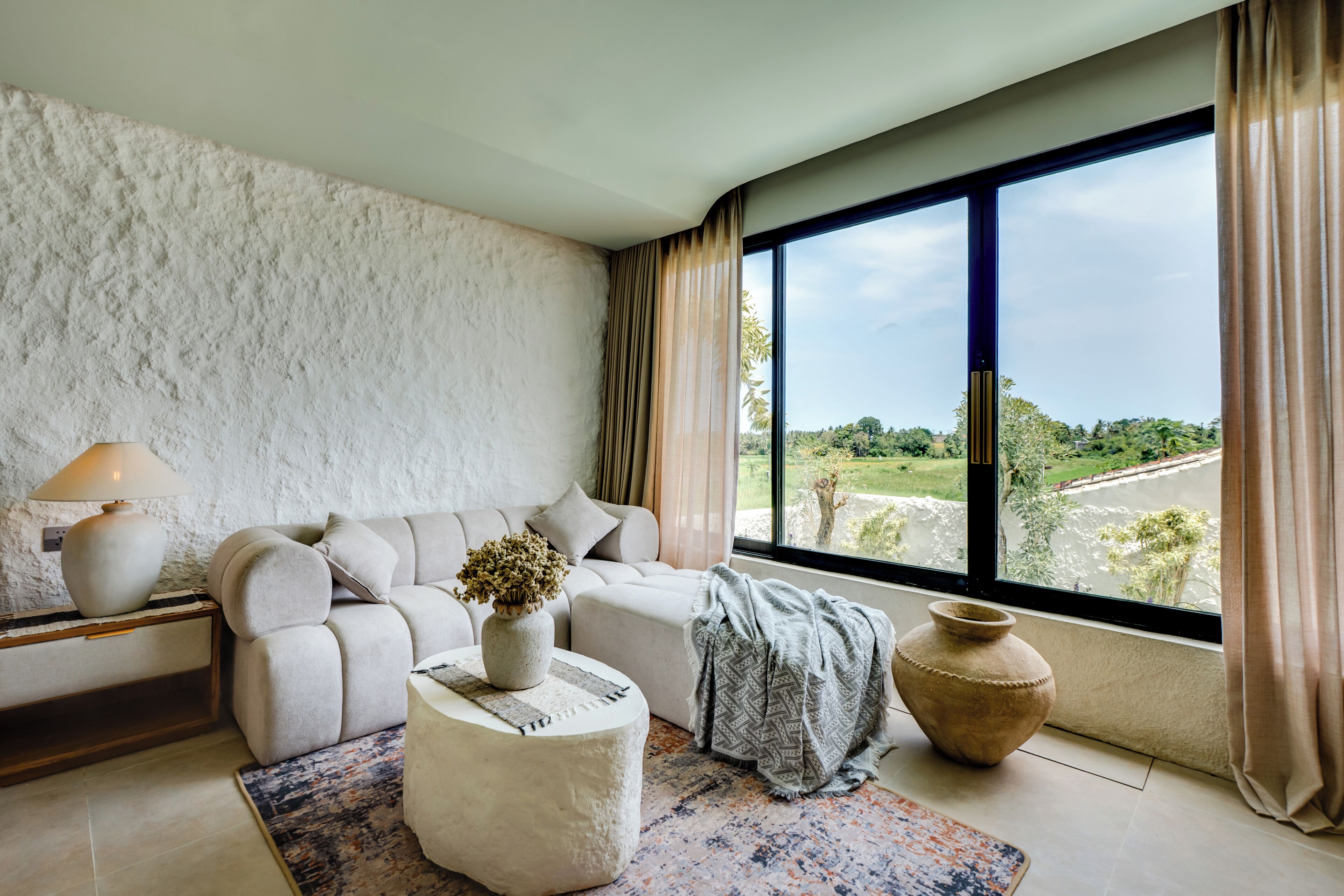 Deluxe Suite, Pool View | Living area