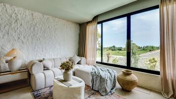 Deluxe Suite, Pool View | Living area