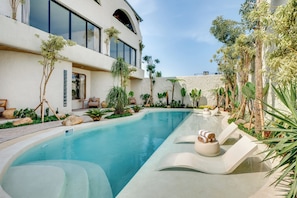 Una piscina al aire libre