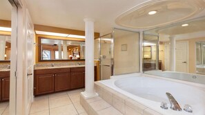 Dusche, Whirlpool, Haartrockner, Handtücher