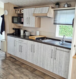 Private kitchen - Beautiful chalet with private parking space and quietly situated on the edge of our park. (Sint Maarten)