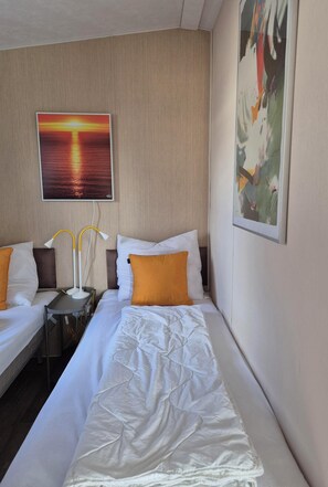 2 bedrooms - Beautiful chalet with private parking space and quietly situated on the edge of our park. (Sint Maarten)