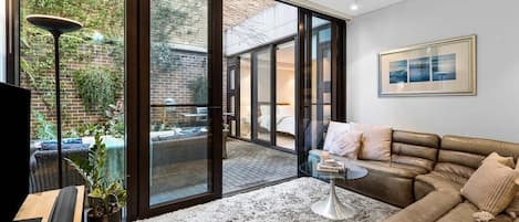 2 habitaciones, escritorio, tabla de planchar con plancha y wifi