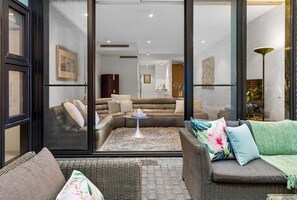 TV, offices - The Courtyard Retreat (Mosman)