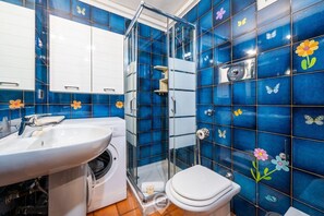 Douche, bidet, serviettes fournies, shampoing