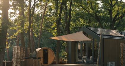 Luxury Forest Lodge with hot tub and sauna for 2 people. Enjoy peace, nature and comfort with private wellness, a terrace and a modern kitchen.