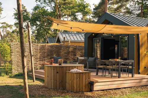 Forest Lodge with hot tub and sauna for 6 people located on the edge of the park with views of the forest. Luxury lodge with 3 bedrooms, a terrace and private wellness.
