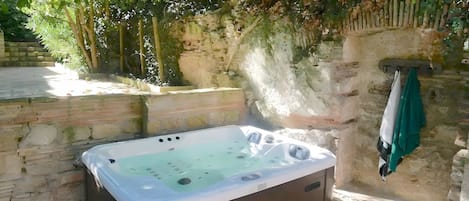 Outdoor spa tub