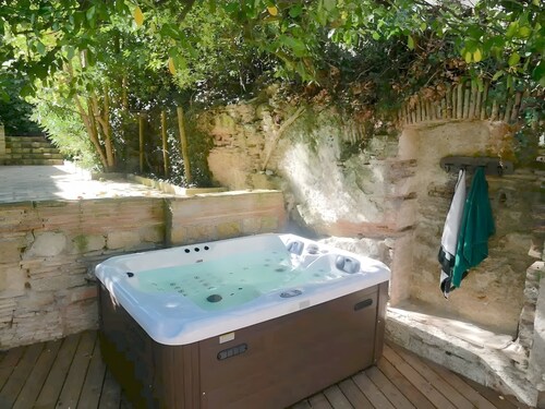 Gite VertCastel – Charming Green Retreat with Pool and Spa