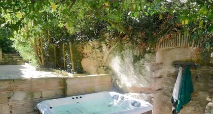 Gite VertCastel – Charming Green Retreat with Pool and Spa
