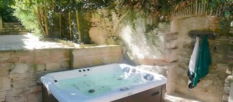 Gite VertCastel – Charming Green Retreat with Pool and Spa