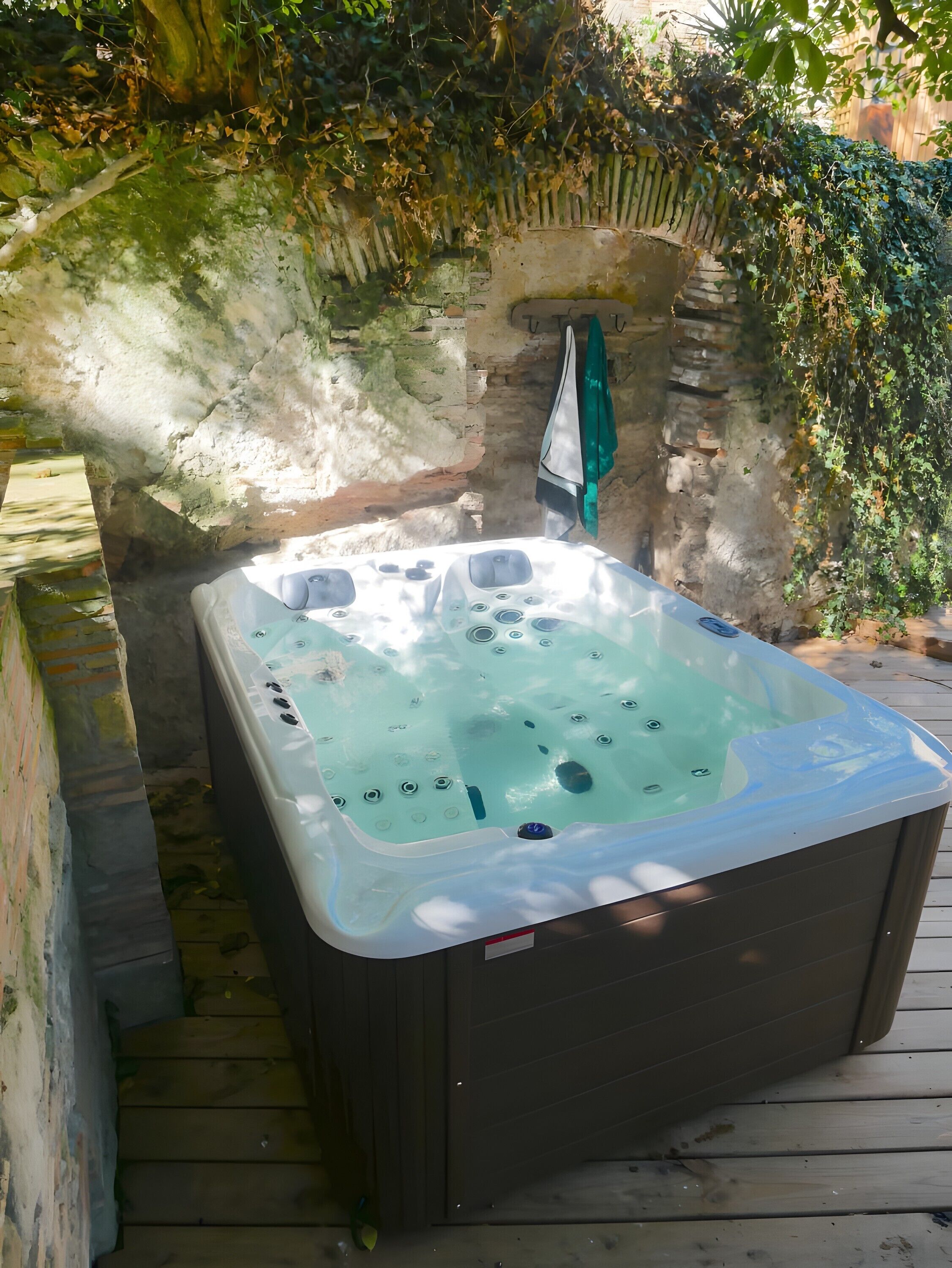Outdoor spa tub