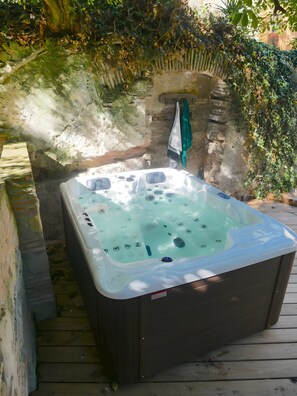 Outdoor spa tub - Gite VertCastel – Lovely Green Retreat with Pool and Spa (Castelnaudary)