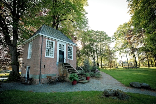 Spa Lodge met interne sauna en hottub in Twente. Luxe wellness lodge midden in de natuur op Hofparken De Bergvennen, perfect voor een romantisch en ontspannen verblijf.