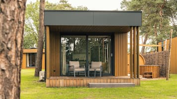 Een moderne, gelijkvloerse houten constructie met een overdekt terras.