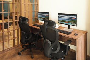 Un espacio de trabajo con dos monitores de computadora, un teclado y un ratón sobre un escritorio de madera.