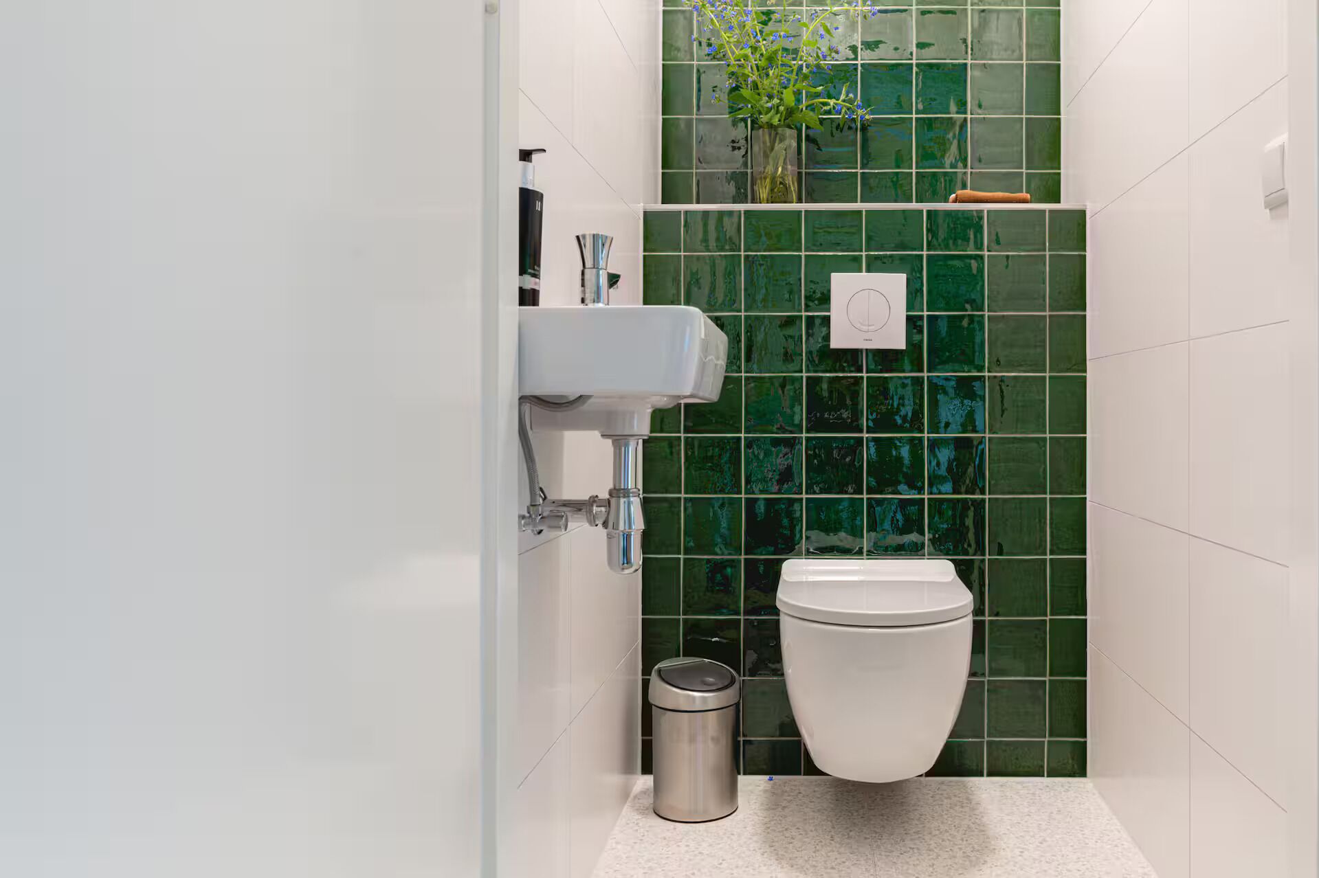 Een douche, handdoeken, toiletpapier