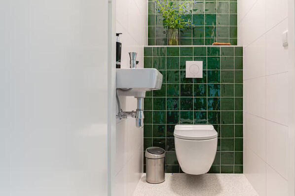 Shower, towels, toilet paper - Luxury vacation home in the forest | Veluwe | Ruwe Iep (Nunspeet)