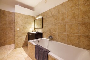 Shower, towels - Moulin St Jean - Nature in the heart of the village (Tourrettes-sur-Loup)